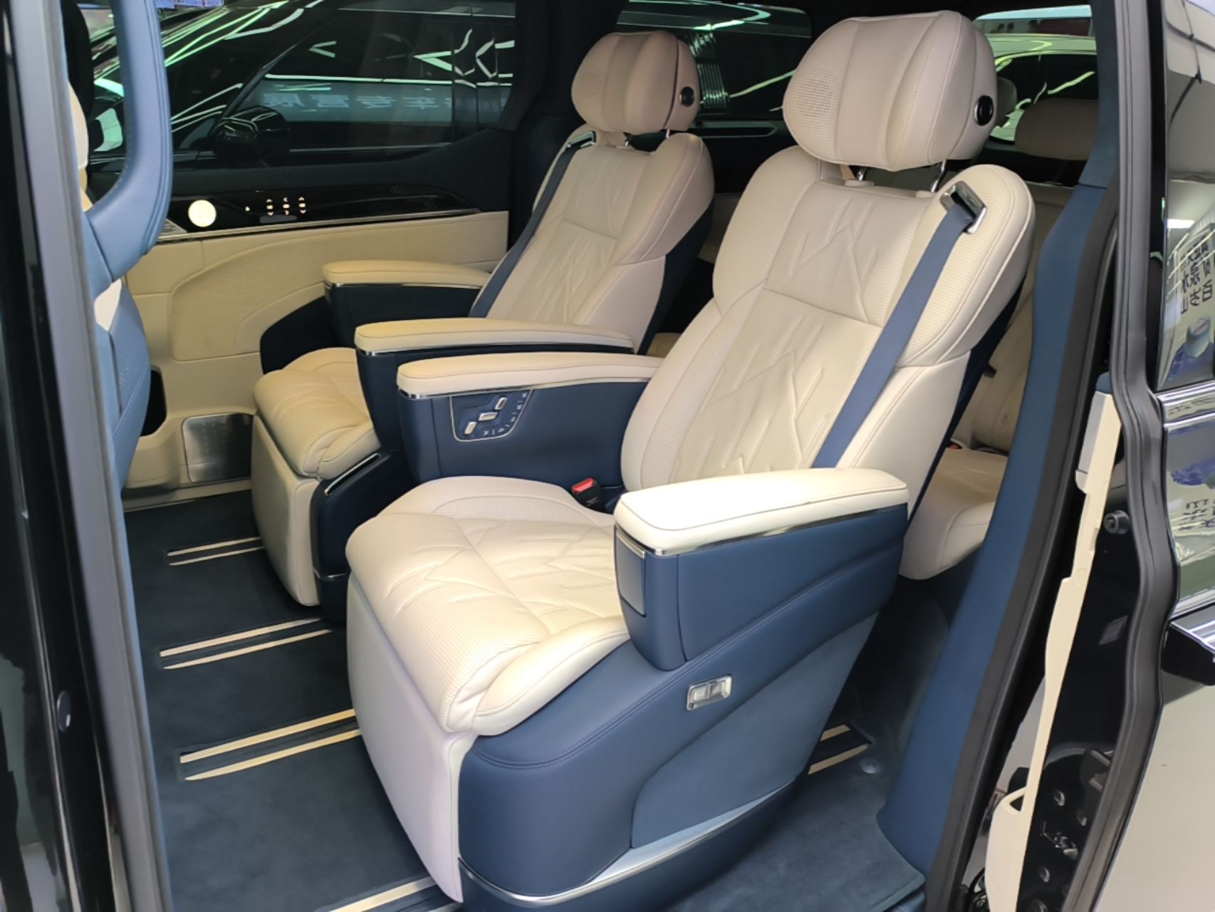 Zeekr 009 2024 7-Seater Walk-Through Version Four-Wheel Drive 108 kWh — снимка 20
