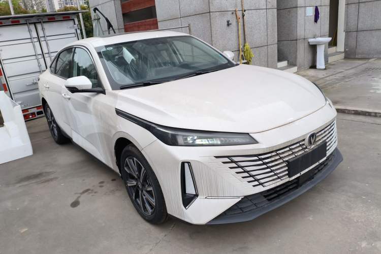 Used CHANGAN Eado 2025 Blue Whale 1.5T 500Bar Prestige Model
