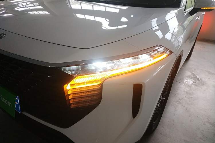 Used Venucia V 2022 260T Black Horse Edition · Idol