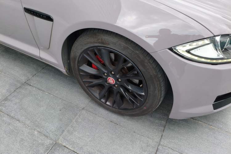 Used Jaguar XF 2014 XF 2.0T Luxury Edition Right Front Wheel Hub