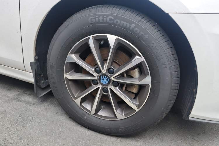 Used BYD Qin Pro New Energy 2018 DM 1.5TI Automatic Smart Connect Dynamic Model Right Front Wheel Hub