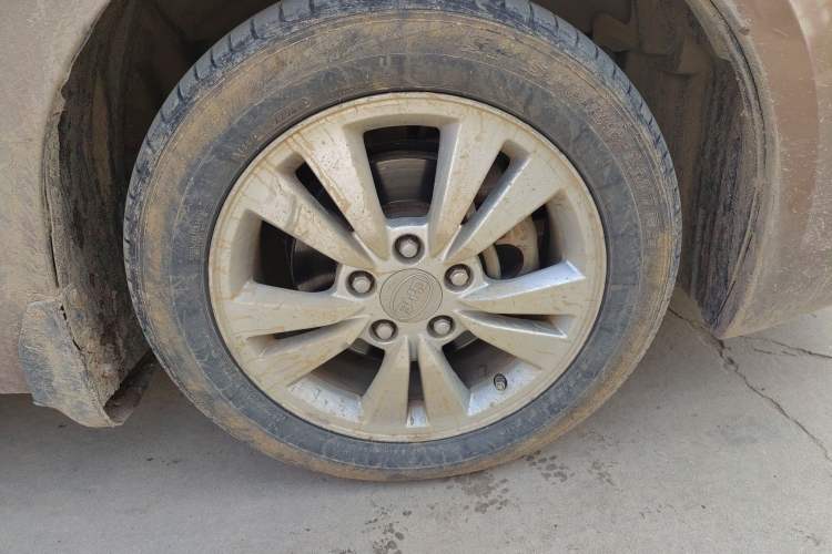 Used BYD G6 2011 2.0L Manual Luxury Version
