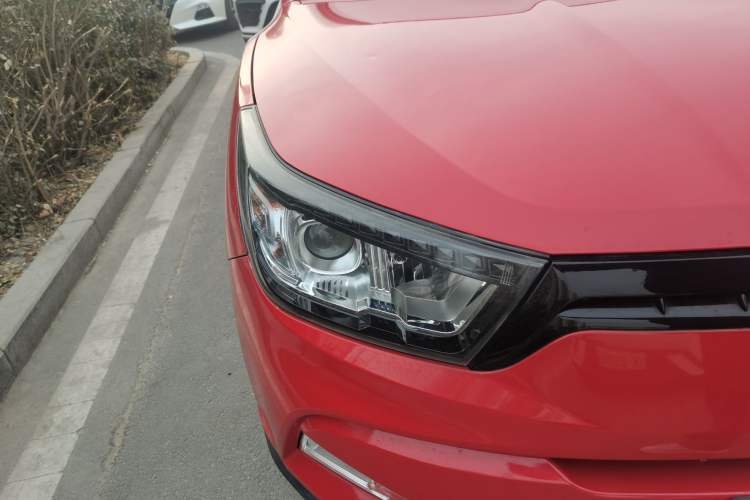 Used SsangYong Tivolan 2015 1.6L Automatic Two-Wheel Drive Zhi Chun Edition Right Front Headlight