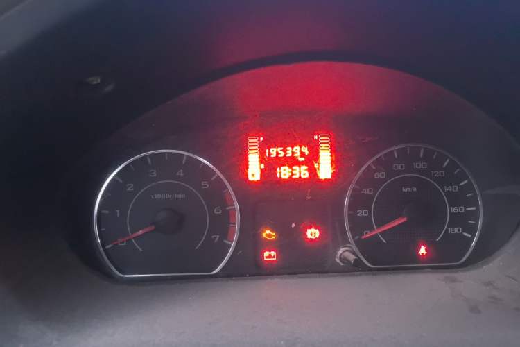 Used Wuling Rongguang V 2015 1.2L Practical Model Odometer Close Up