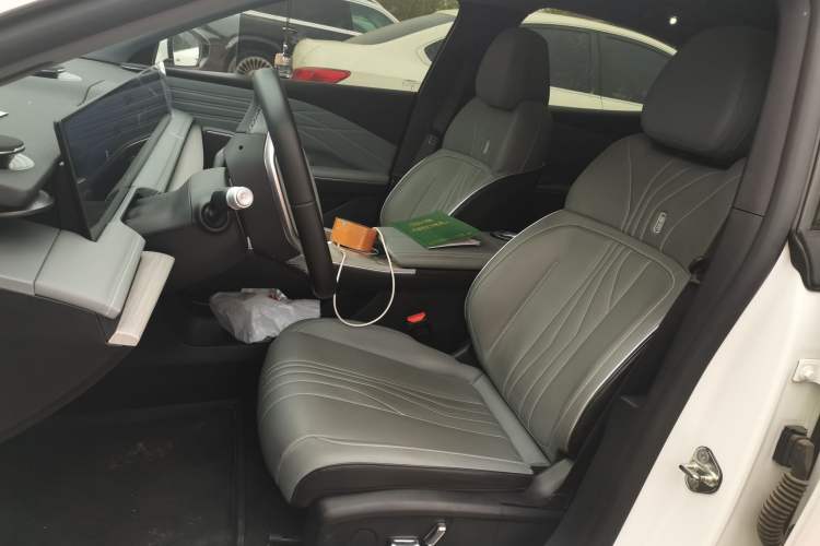 Used Geely Galaxy E8 2024 550 km Range Rear-Wheel-Drive PRO Left Front Seat