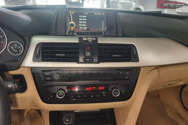 Used BMW 3 Series 2014 320Li Fashion Model Audio And AC Panel