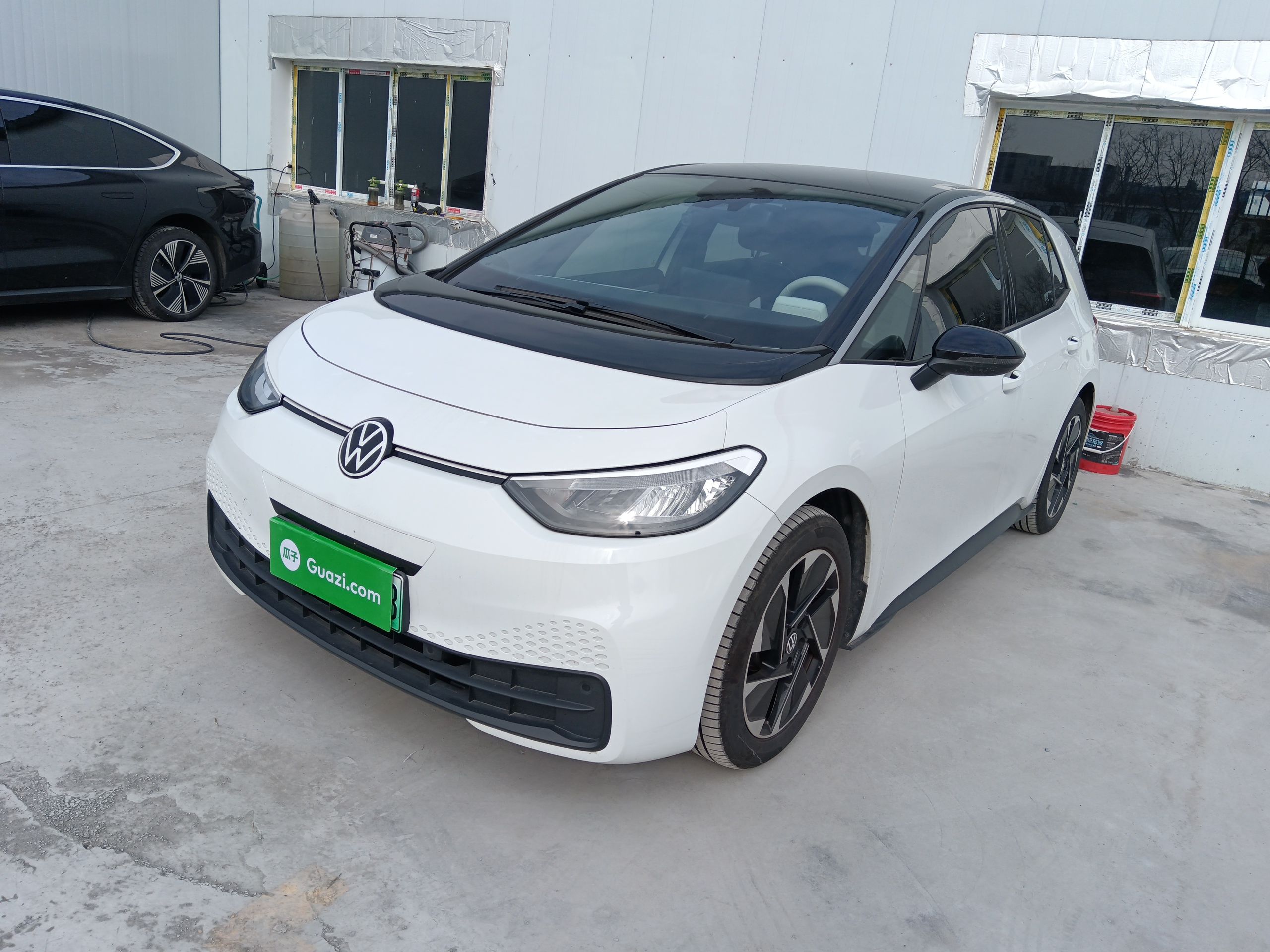 Под передней частью автомобиля