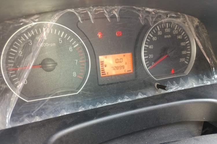 Used FORTHING Lingzhi 2015 V3 1.6L 7-Seater Standard Model Odometer Close Up