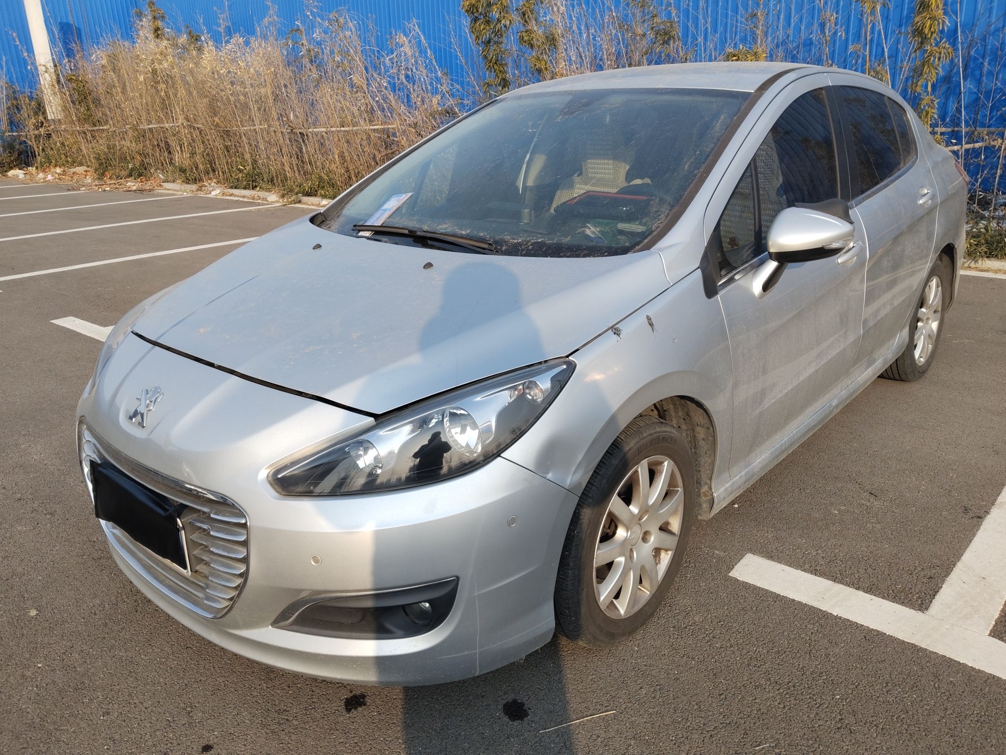 Под передней частью автомобиля