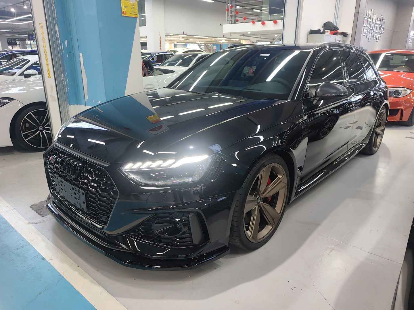 تحت مقدمة السيارة