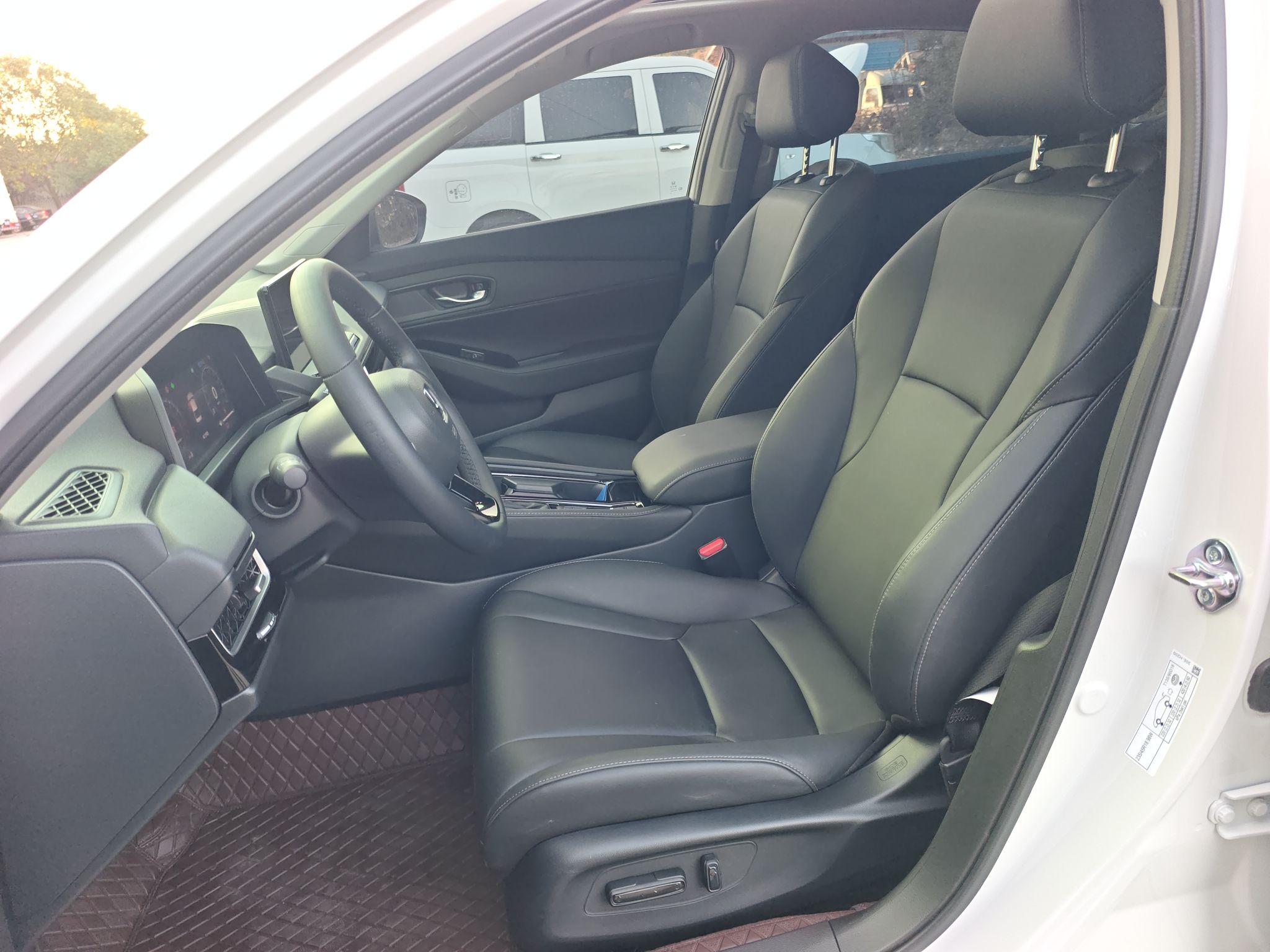 المقاعد الأمامية داخل السيارة