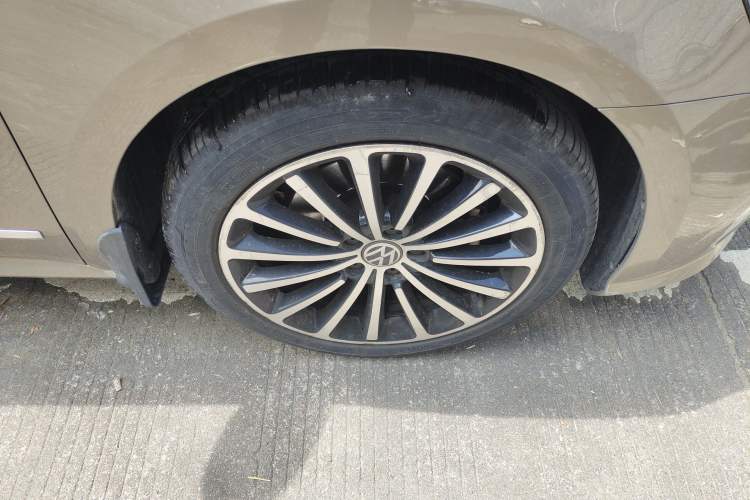 Used Volkswagen Passat 2016 330TSI DSG Prestige Edition Right Front Wheel Hub