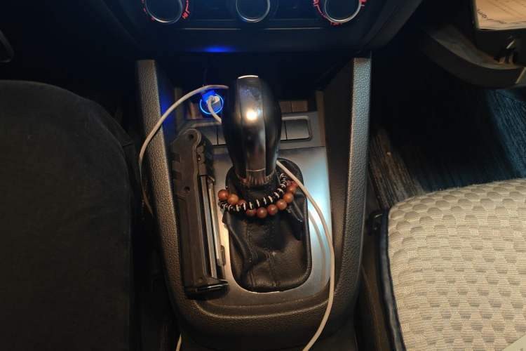 Used Volkswagen Sagitar 2014 Revised Version 1.6L Automatic Comfort Edition Gear Lever