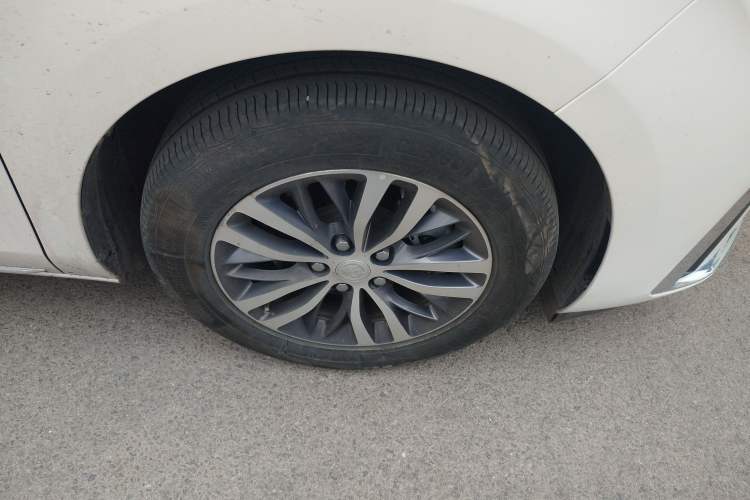 Used Buick GL8 2023 ES Lu Zun Comfort Model Right Front Wheel Hub