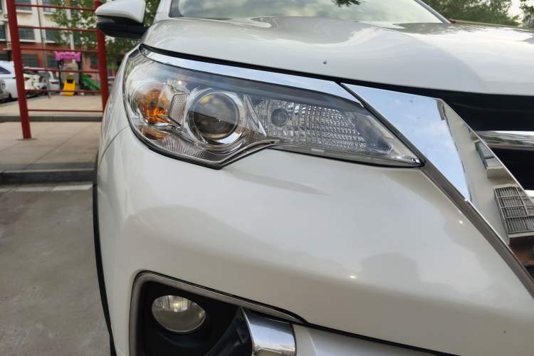 Used Toyota Fortuner  Right Front Headlight