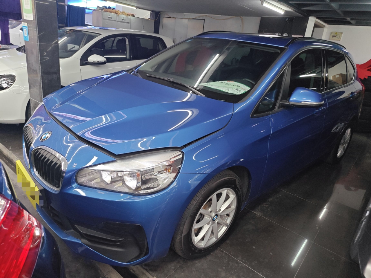 تحت مقدمة السيارة