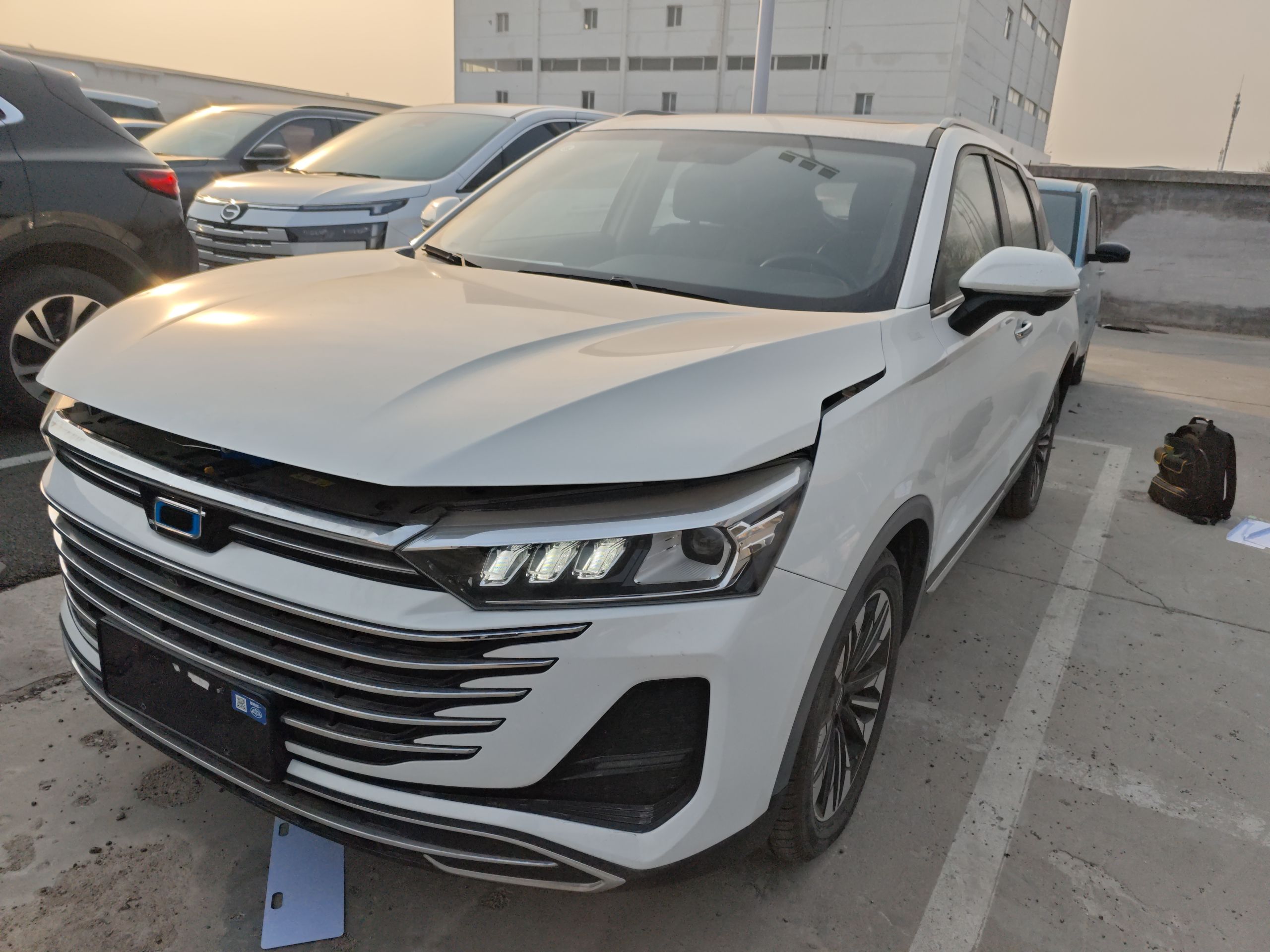 تحت مقدمة السيارة