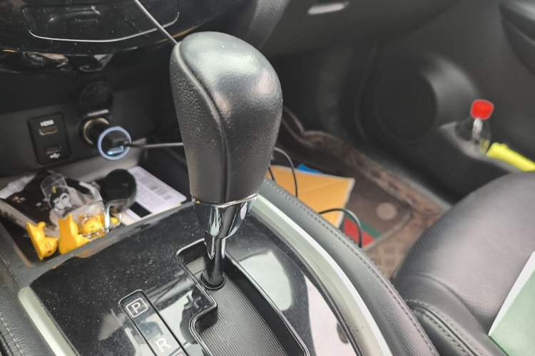 Used Nissan X-Trail 2014 2.5L CVT Luxury Edition 4WD Gear Lever