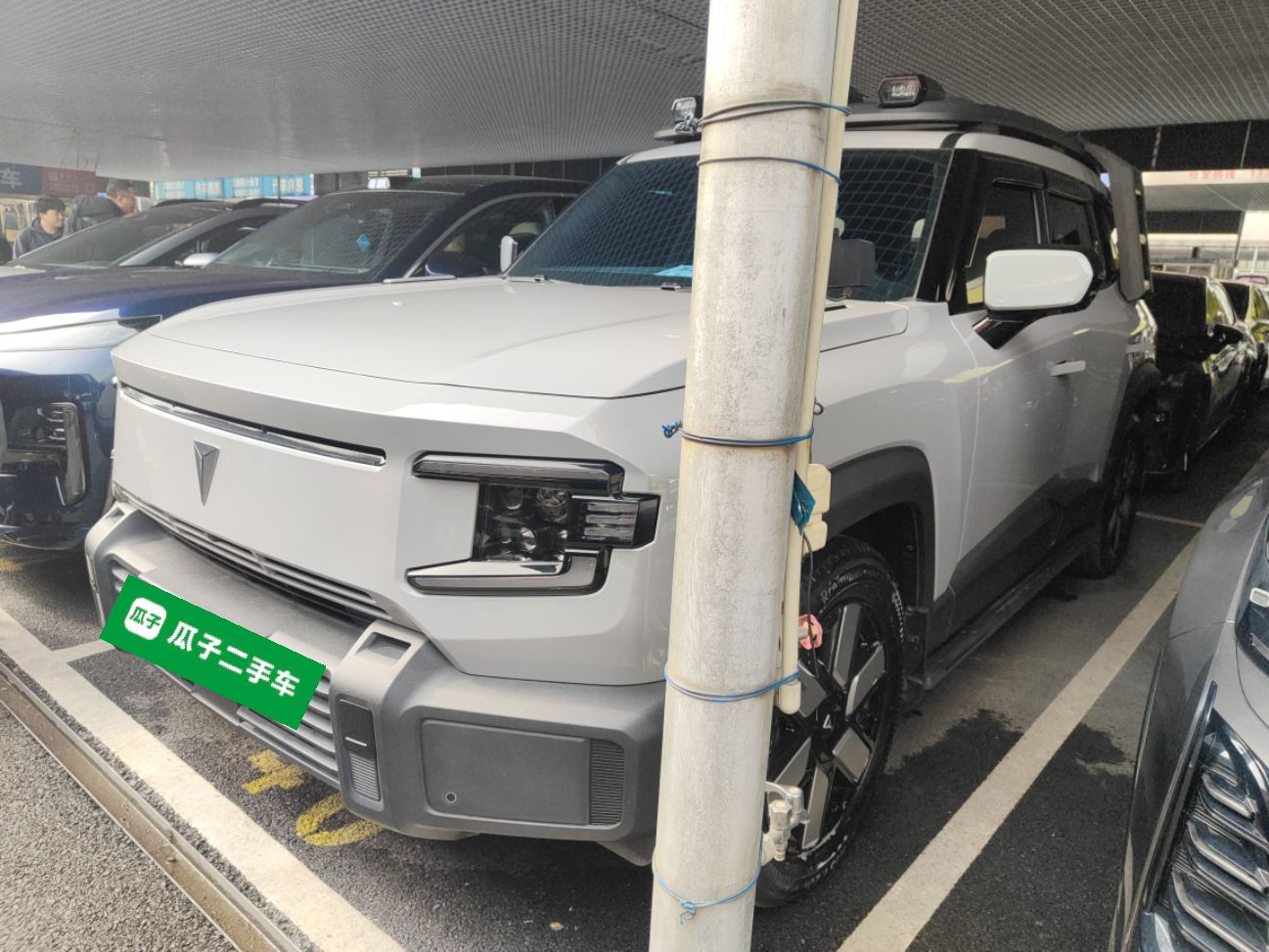 تحت مقدمة السيارة