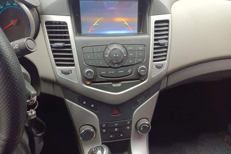 Used Chevrolet Cruze 2013 1.6L SL MT Audio And AC Panel