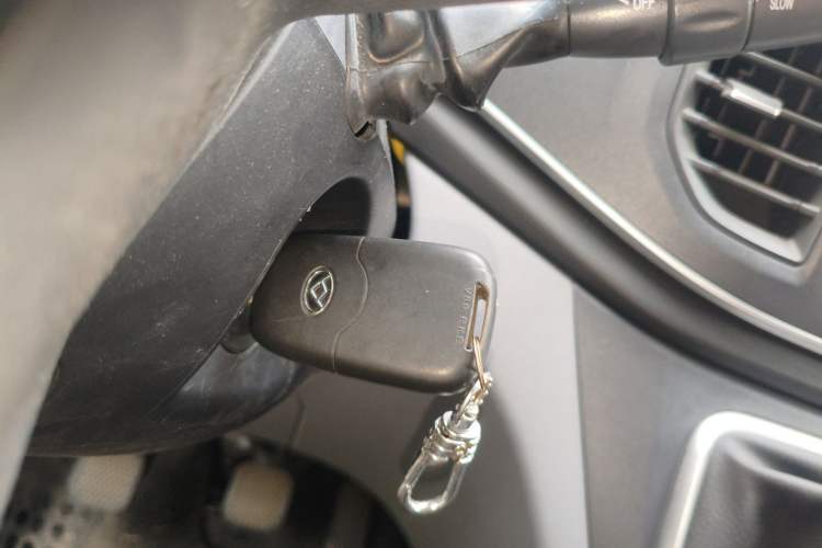 Used SAIC MAXUS Xintu V80 2024 Aotuntong 6MT Short-Wheelbase Mid-Roof Model with 127 Ps 5/6 Seats
