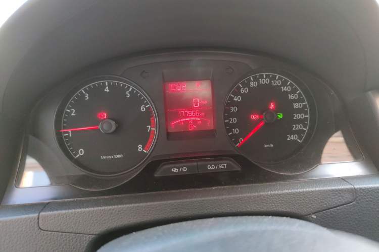 Used Volkswagen Santana 2015 1.6L Automatic Comfort Edition Odometer Close Up