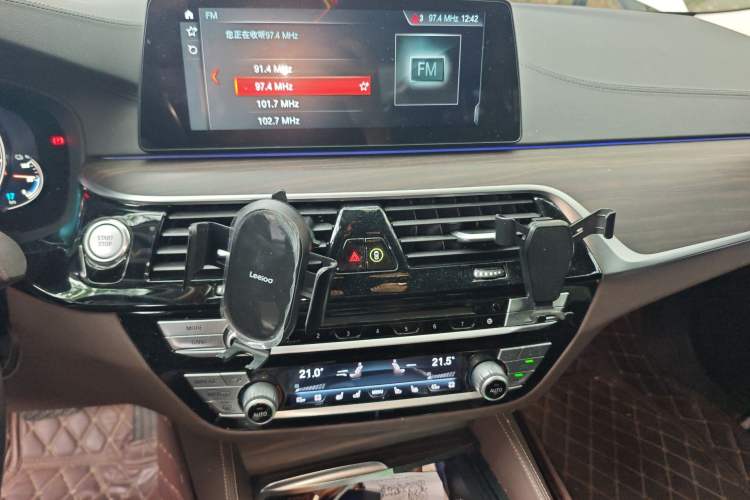 Used BMW 5 Series New Energy 2018 530Le Luxury Package Audio And AC Panel