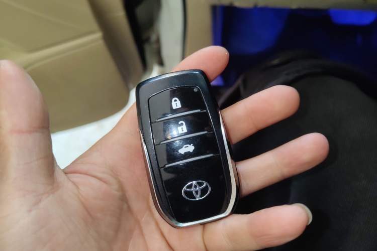 Used Toyota Land Cruiser 2015 4.0L V6 Middle East Low-Trim Version Vehicle Key