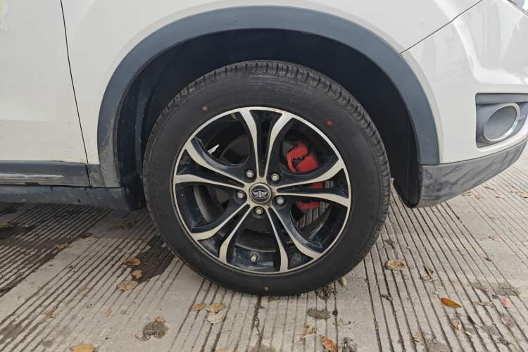 Used FAW Senya R7 2017 Smart Connected Version 1.6L Automatic Enjoyment Model Right Front Wheel Hub