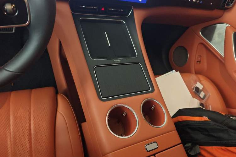 Used Hima AITO M8 2025 Extended-Range Ultra Version 53.4 kWh 5-Seater Edition Gear Lever