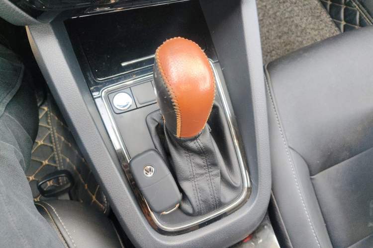 Used Volkswagen Sagitar 2017 230TSI Automatic Comfort Version Gear Lever