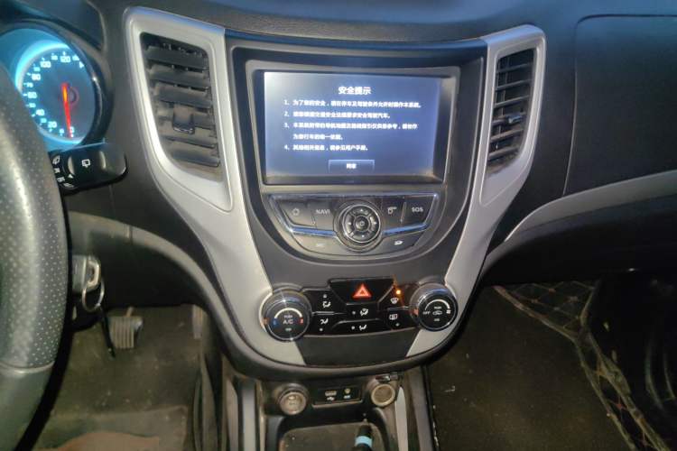Used CHANGAN CS35 2015 1.6L Manual Luxury Model China IV Standard Audio And AC Panel