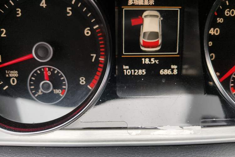 Used Volkswagen FAW-Volkswagen CC 2015 1.8TSI Luxury Model Odometer Close Up