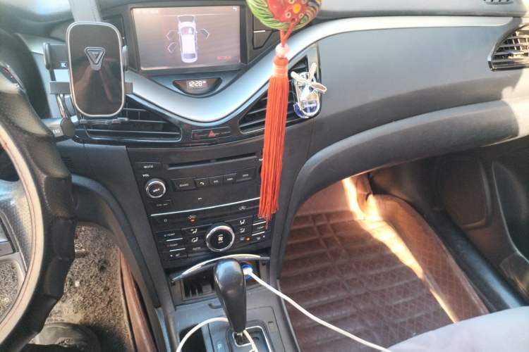 Used Bestune B70 2014 2.0L automatic luxury version Audio And AC Panel