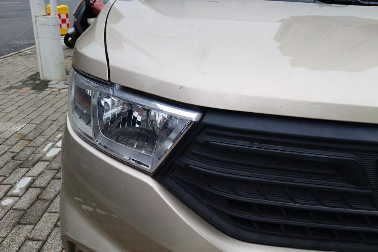 Used Wuling Hongguang V 2022 1.5L Jingqu Edition Electric-Assist LAR Right Front Headlight