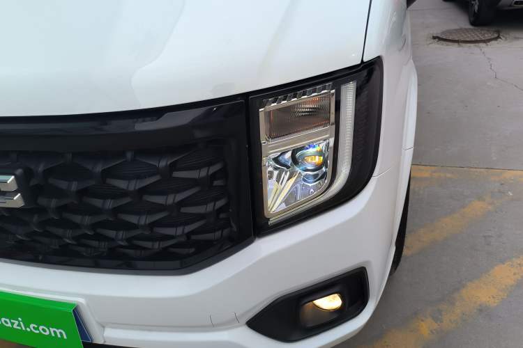 Used JMC Fushun 2023 2.0T Manual Short-Wheelbase Mid-Height Commercial Multi-Purpose 5-Seater Passenger Vehicle Left Front Headlight