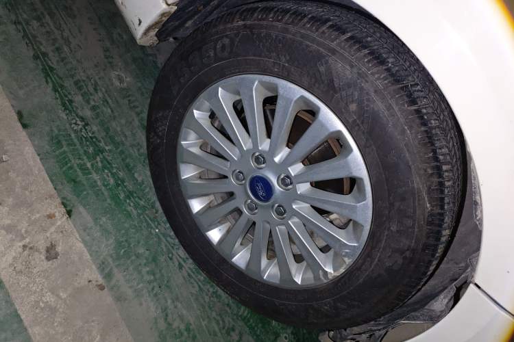 Used Ford Focus 2013 Hatchback Classic 1.8L Automatic Fashion Edition Right Front Wheel Hub