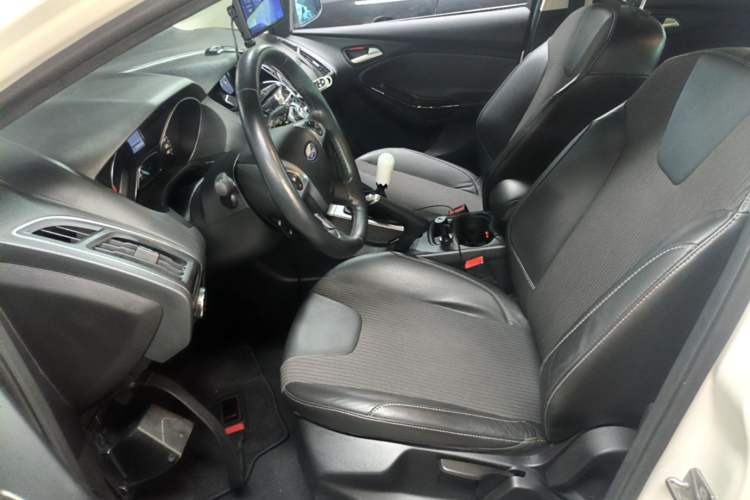 Ford Focus 2012 Hatchback 2.0L Manual Luxury Sport Model usado