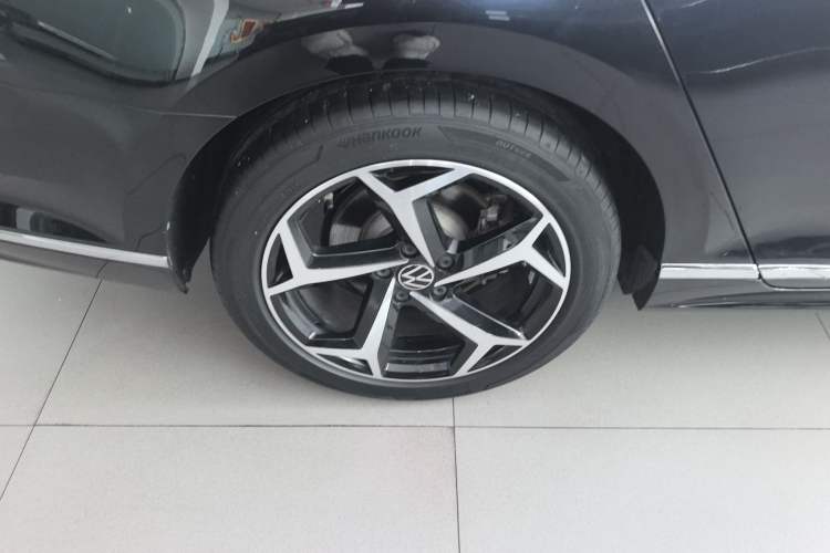 Used Volkswagen Magotan 2023 2 Million Units Commemorative Edition 330TSI DSG Luxury Version Right Rear Wheel Hub
