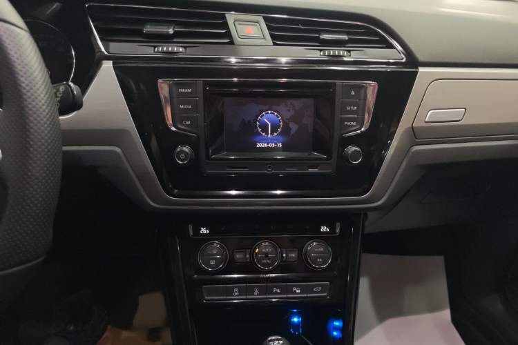 Used Volkswagen Touran 2016 Volkswagen Touran L 280TSI DSG Luxury Edition Audio And AC Panel