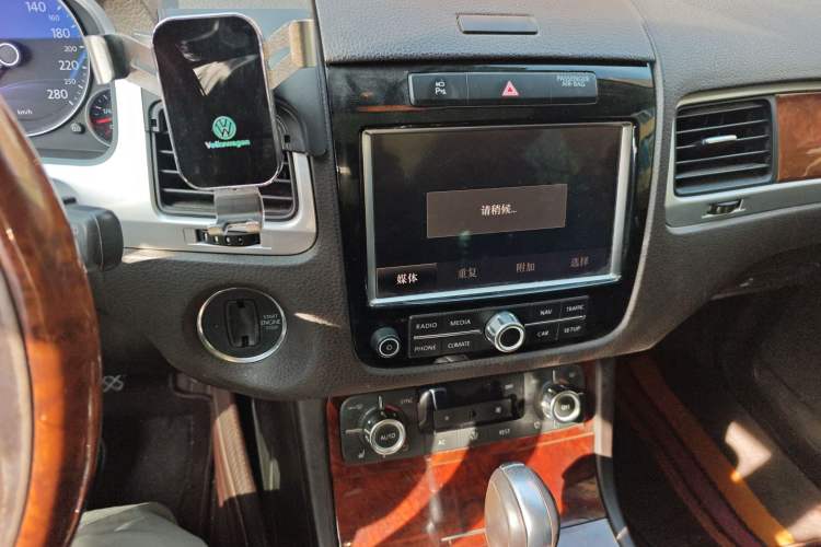 Used Volkswagen Touareg 2011 3.0 TSI High-End Version Audio And AC Panel