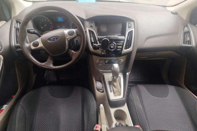 Used Ford Focus 2012 Sedan 1.6L Automatic Fashion Edition Center Console
