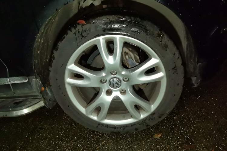 Used Volkswagen Touareg 2007 3.6L Luxury Model Right Front Wheel Hub