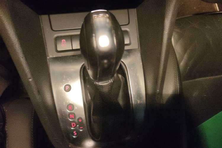 Used Volkswagen Golf 2012 1.4TSI Luxury Convertible Edition Gear Lever