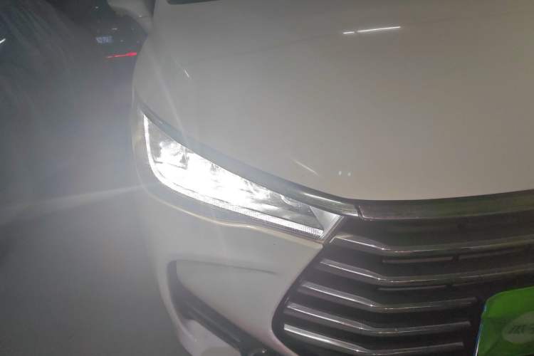 Used BYD Song MAX 2018 1.5T Automatic Smart Connect Luxury 6-Seater Right Front Headlight