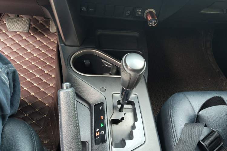 Used Toyota RAV4 2016 2.0L CVT Two-Wheel Drive Fashion Edition China V Standard Gear Lever