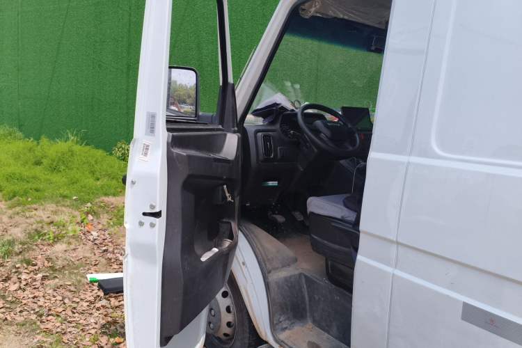 Used Iveco Daily 2025 2.5T V37 Van Transporter Green Lane Enhanced Version Mid-Chassis Mid-Roof Dual Tires
