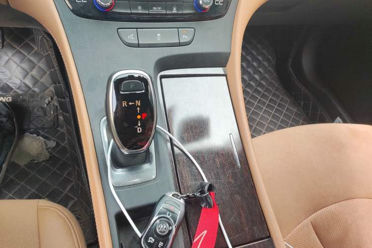 Used Buick LaCrosse 2018 28T Elite Edition Gear Lever