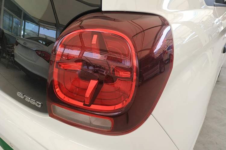 Used Roewe Clever 2021 302 km New Four-Seater Super-Efficient Version Right Rear Taillight