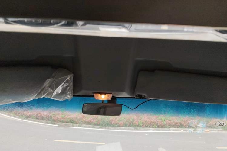 Used Iveco Daily 2021 2.5T A35 M1 Passenger Van 5-9 Seater Short Wheelbase Mid-Roof Design Dual Tires Manual Doors Headliner